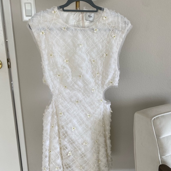 Stunning ivory white open cutting out with delicate flowers cute detailing. - Picture 2 of 16